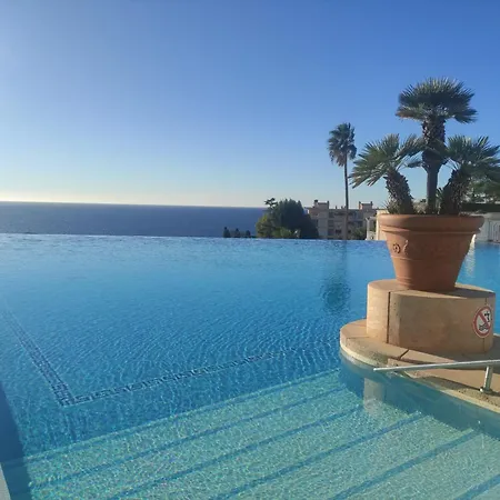 - Vue - Piscine - Parking Apartment Cannes