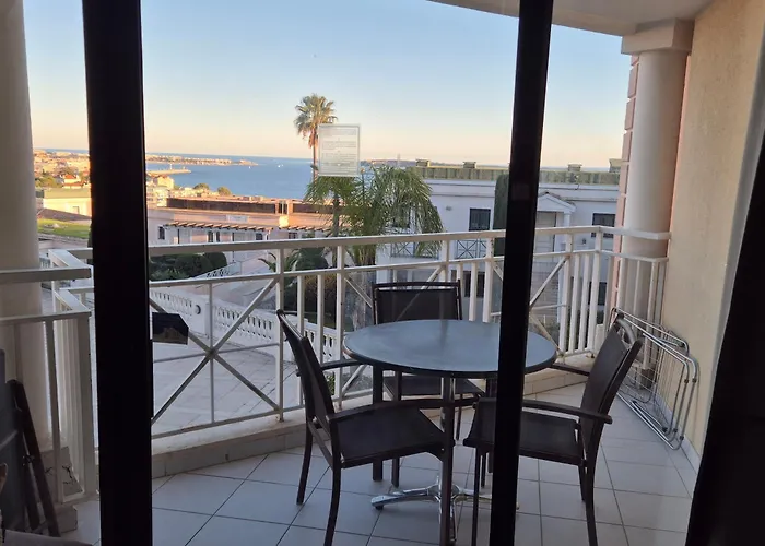 - Vue - Piscine - Parking *