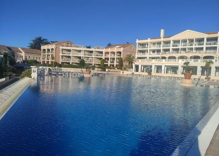 - Vue - Piscine - Parking