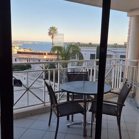 - Vue - Piscine - Parking *