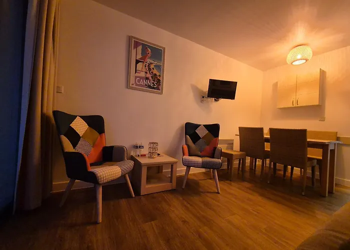 - Vue - Piscine - Parking Κάννες