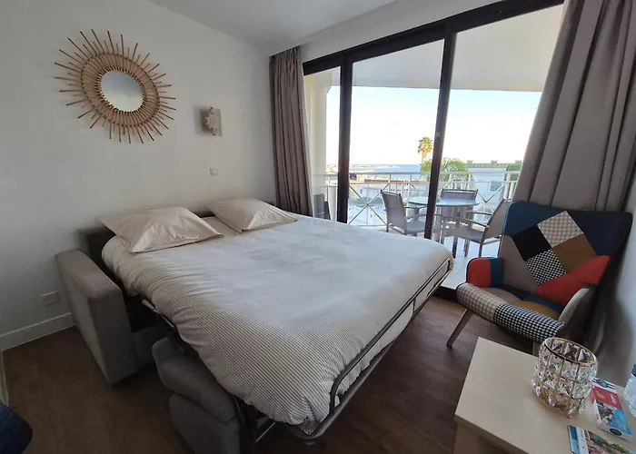 - Vue - Piscine - Parking *